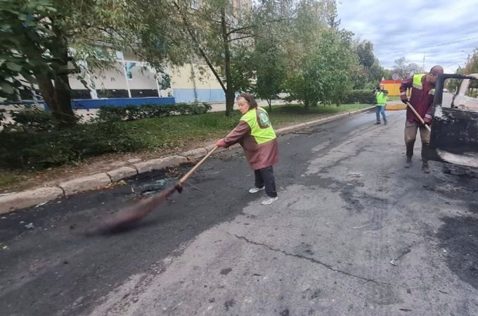 Новини Харкова: комунальники прибрали наслідки дронових ударів